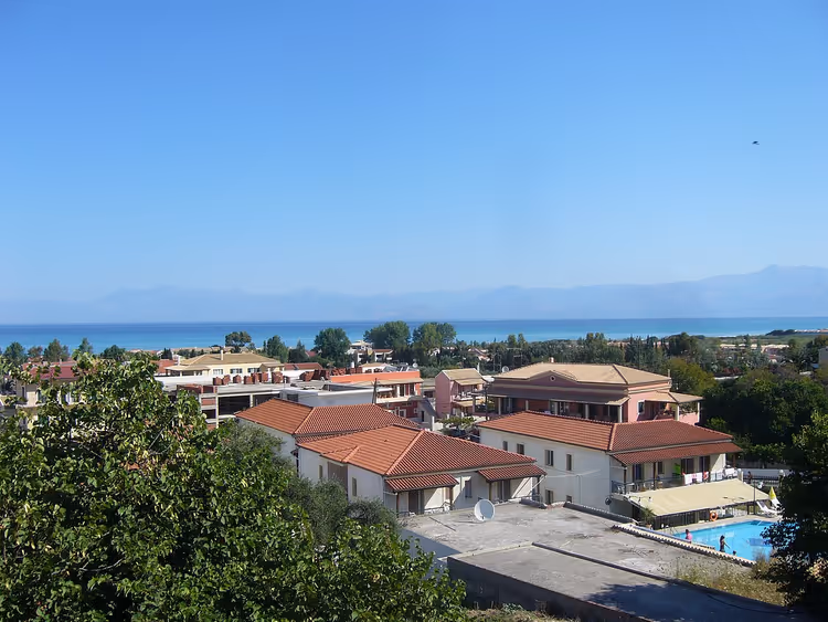 Panorama van Acharavi met zwembad en zee