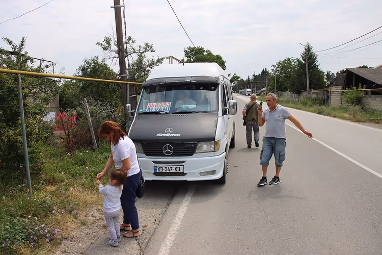 Marshrutka Mercedes-Benz bianca su una strada di campagna