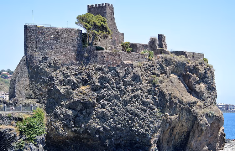 Normandisch kasteel van Aci Castello op een rots aan zee