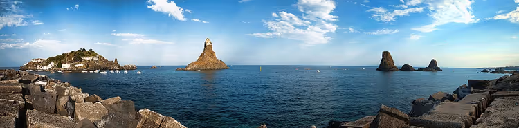Deniz kayalıklarıyla Riviera dei Ciclopi panoraması