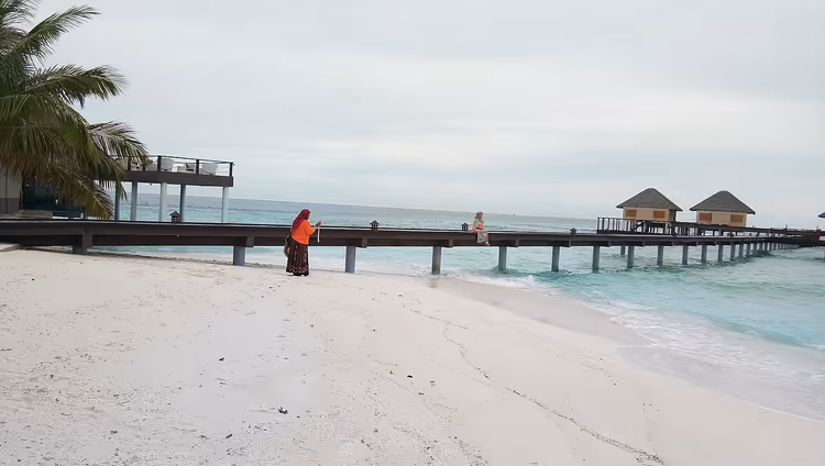 Strand en bungalows op het water in de Maldiven