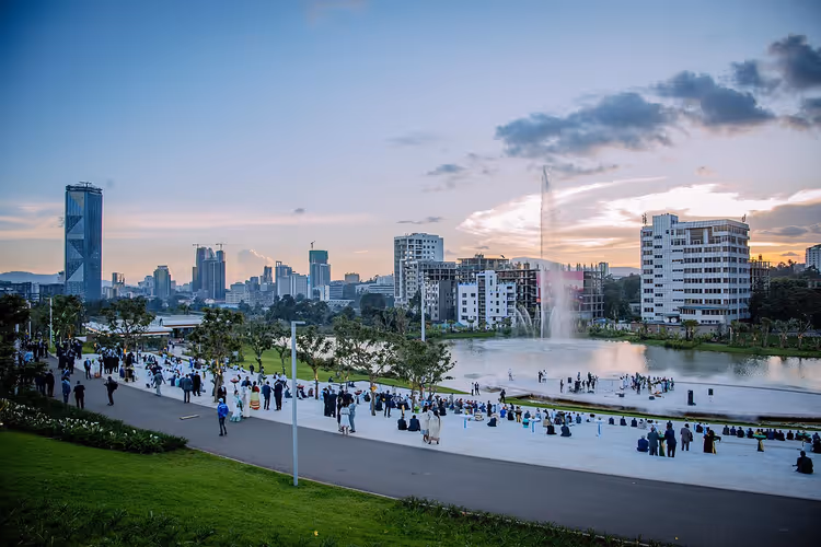 Panorama av Addis Abeba med en park og fontene