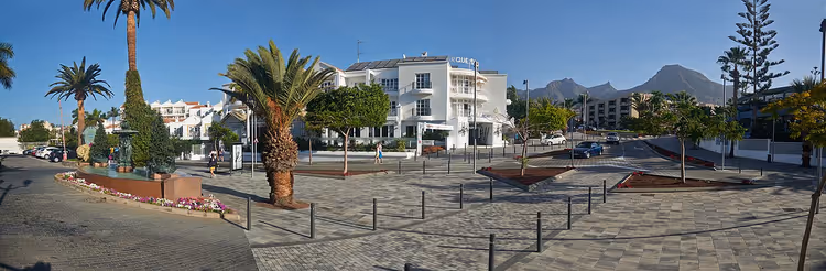 Panorama av Calle Londres i Adeje med palmer