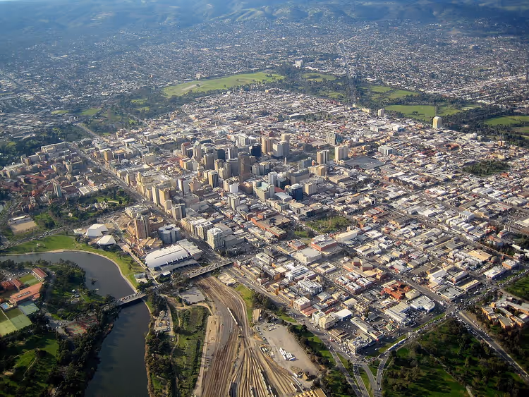 Luchtfoto van het centrum van Adelaide met de rivier en heuvels