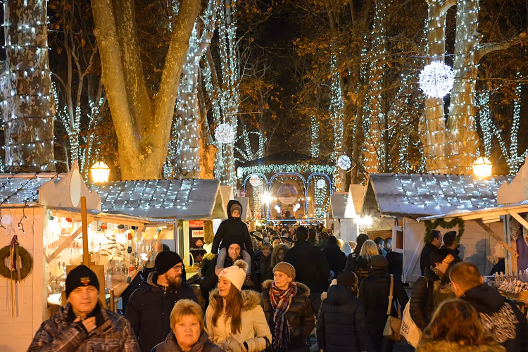 Weihnachtsmarkt auf Zagrebs Hauptplatz