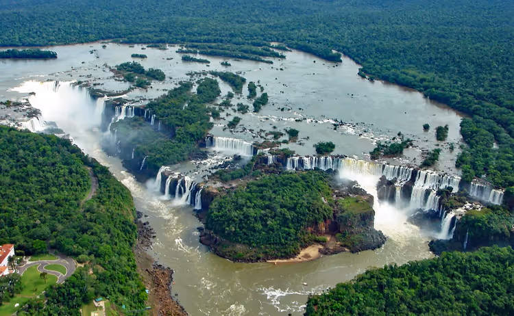 Yukarıdan Iguazu Şelaleleri'nin panoramik görünümü