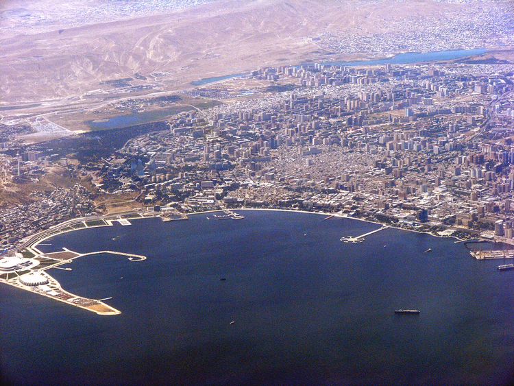 بانوراما جوية لباكو وخليج باكو