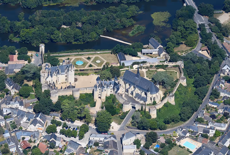 Château de Montreuil-Bellay'ın kuş bakışı görünümü