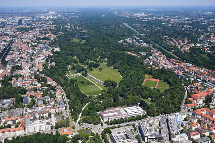 Luchtfoto van een groot stadspark met gazons en paden