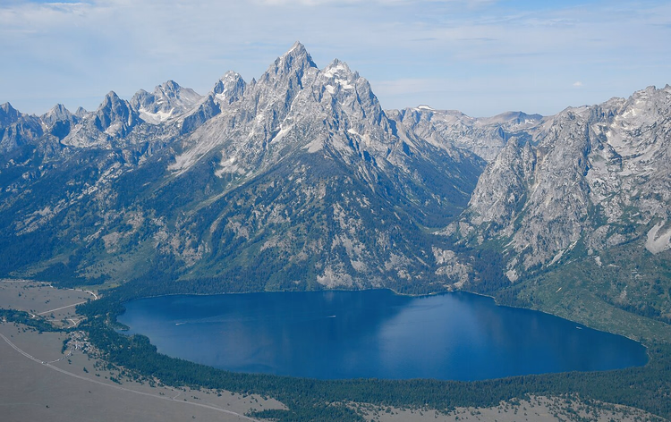 Luchtfoto van Jenny Lake aan de voet van het Teton-gebergte