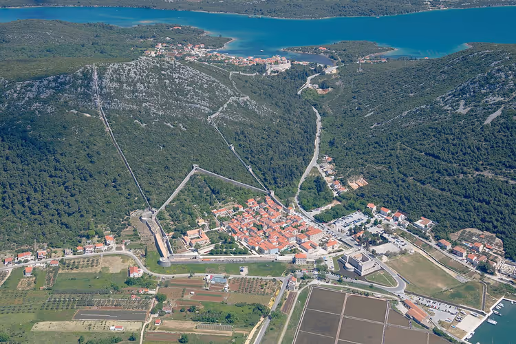 Stadtmauern von Ston entlang der Küste