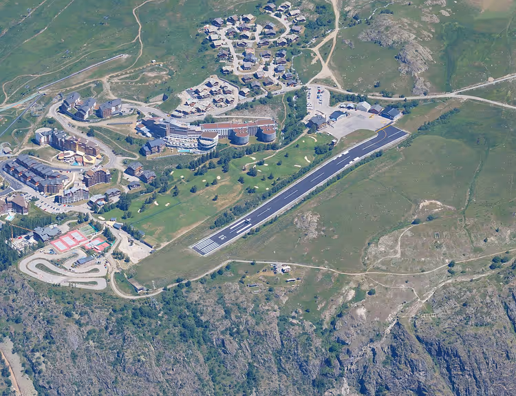 Luchtfoto van het skiresort Alpe d'Huez met vliegveld