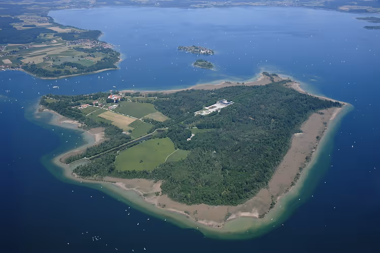 Herreninsel im Chiemsee von oben