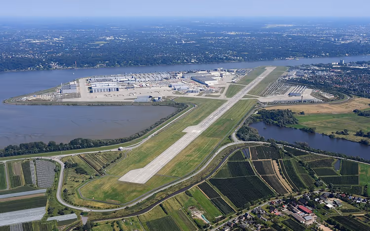 Flyfoto av Finkenwerder flyplass med Airbus-anlegg i Hamburg
