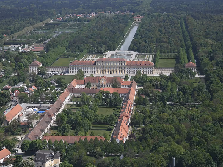 Luchtbeeld van het paleiscomplex Schleissheim met baroktuin en kanaal