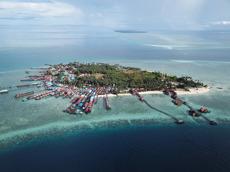 Insel Derawan mit Pfahlbausiedlung von oben