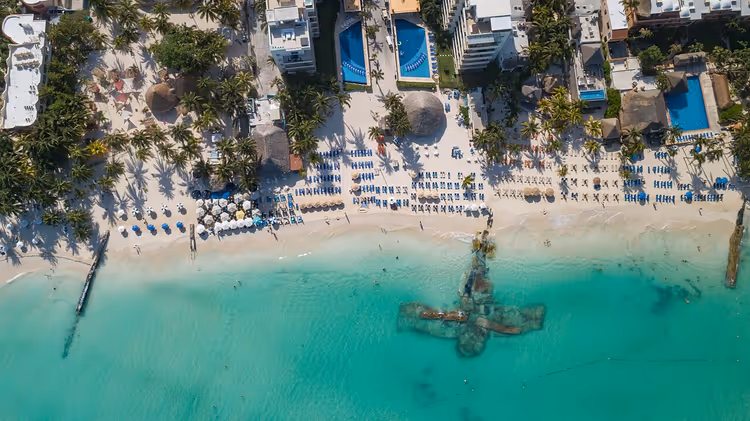 Flyfoto av Playa Norte med solsenger og palmer