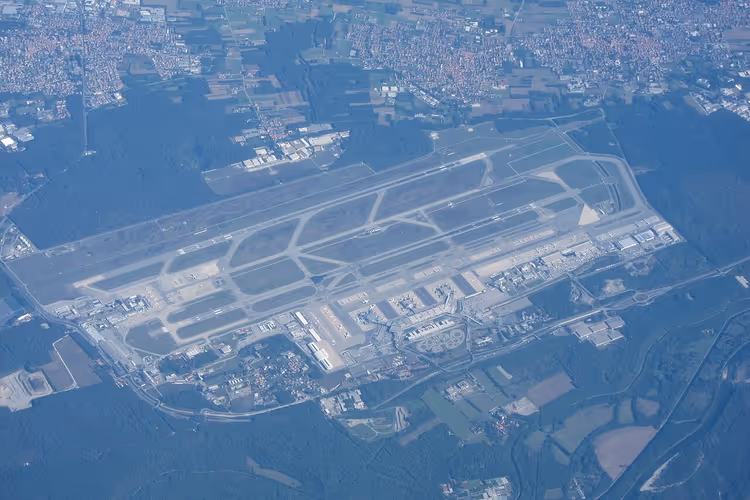 Luftaufnahme des Flughafens Mailand-Malpensa von oben