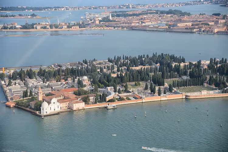 San Michele-eiland met begraafplaats en cipressen
