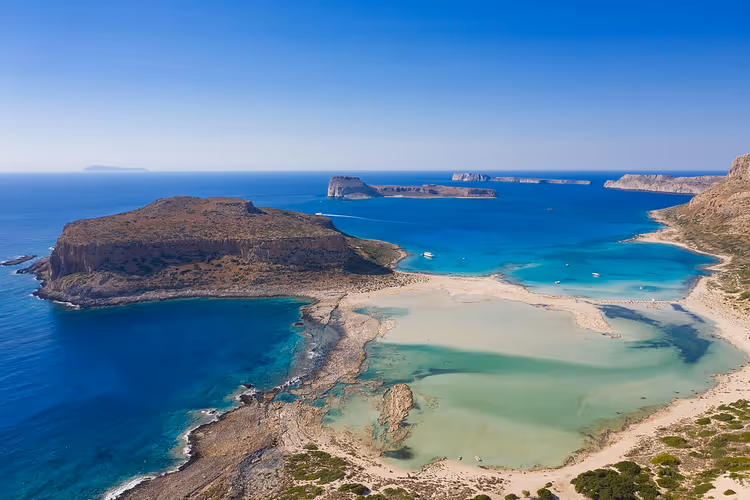 Türkisfarbene Balos-Lagune mit sandiger Landzunge auf Kreta