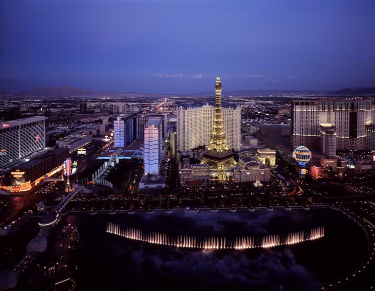 Las Vegas' skyline om natten med Eiffeltårnet i kopi