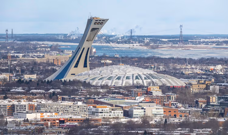 Montreals olympiske stadion med sitt skråstilte tårn om vinteren