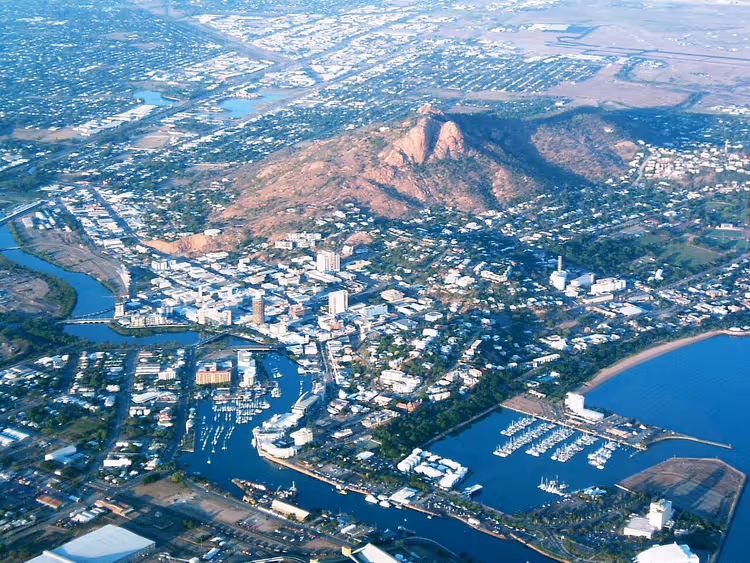Panorama van Townsville van bovenaf met Castle Hill