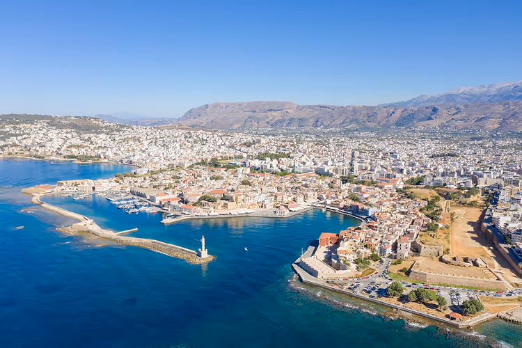 Chania von oben: venezianischer Hafen, Leuchtturm und Altstadt