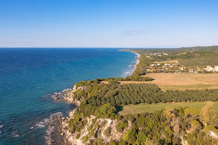 Аэросъёмка побережья Килини с морем и лесом