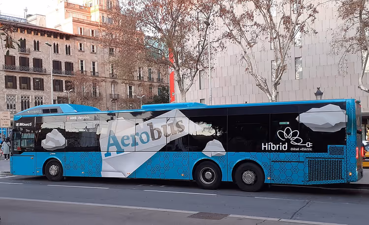 Barcelona sokağında mavi Aerobús otobüsü