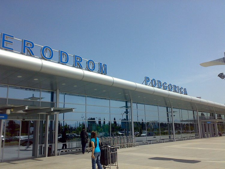 Terminalen på Podgorica lufthavn med skiltet Aerodrom Podgorica