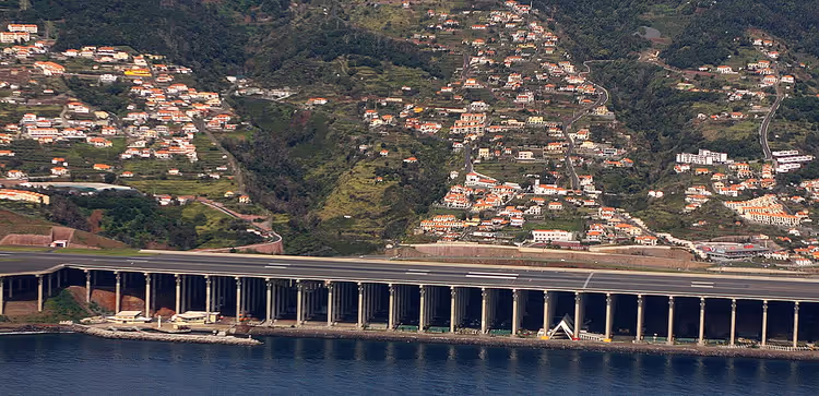 Pas startowy lotniska w Funchal na podporach nad oceanem