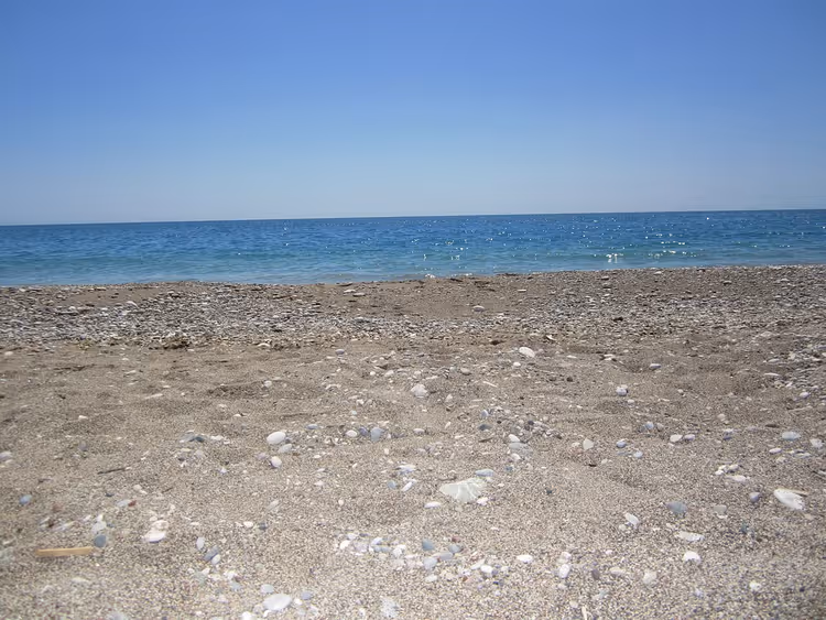 Галечный пляж и бирюзовое море в Афанду
