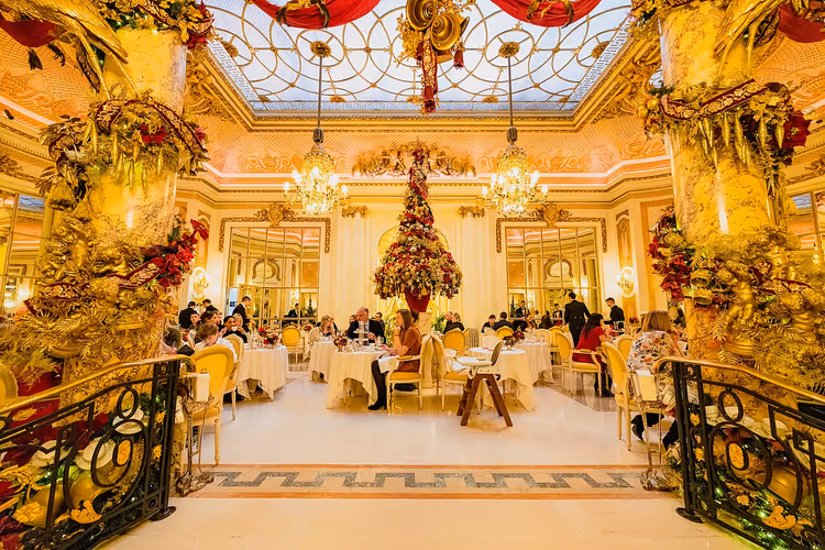 The Ritz otelinin çay içen konuklarla dolu şenlikli salonu