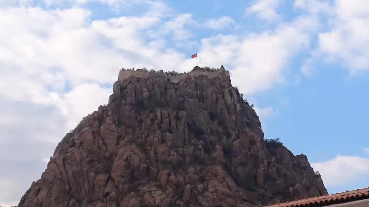 Festning på en klippe i Afyonkarahisar, Tyrkia