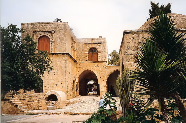Oud Ayia Napa-klooster met stenen bogen