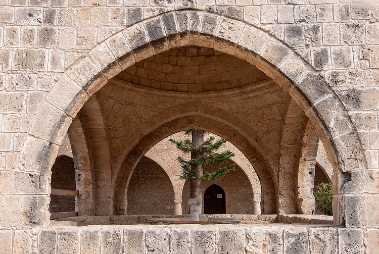 Ayia Napa'daki manastır avlusunun taş kemerleri