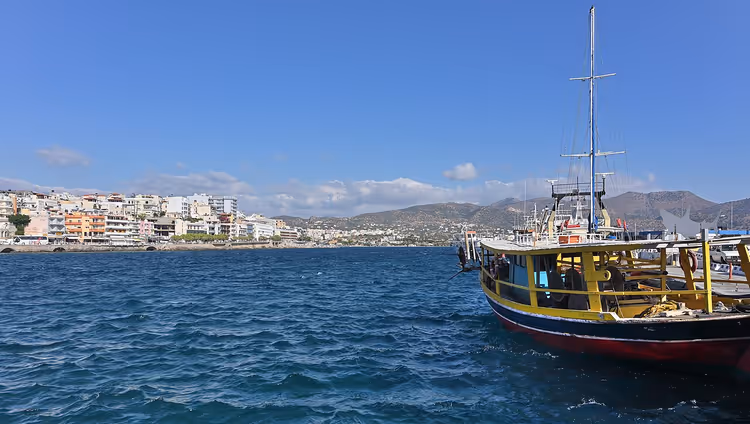 Hafen von Agios Nikolaos mit Ausflugsboot und Uferpromenade