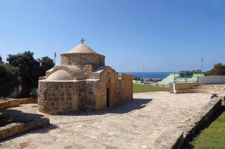 Steinerne Kapelle mit Kreuz über dem Meer