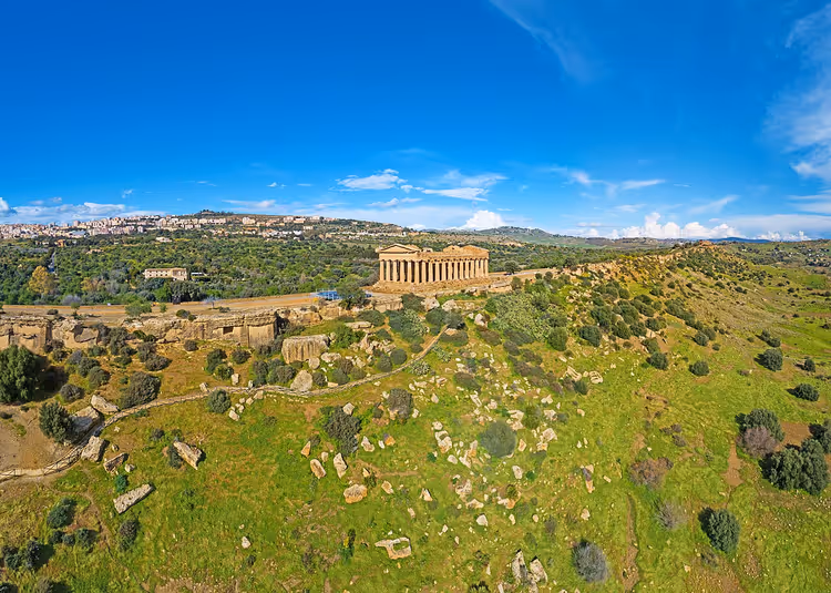 Agrigento'daki Tapınaklar Vadisi'nde antik tapınak ve kalıntılar