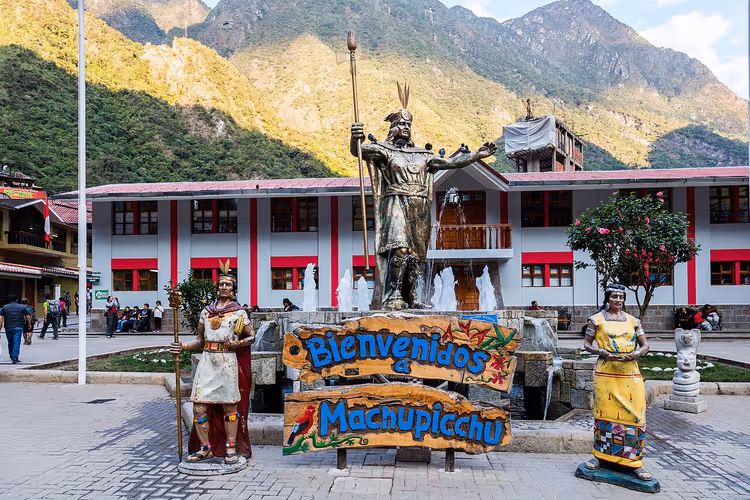 Bienvenidos Machupicchu tabelalı Aguas Calientes meydanı