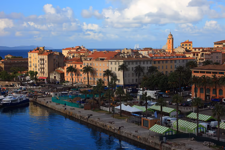 Waterkant van Ajaccio met palmbomen en boten