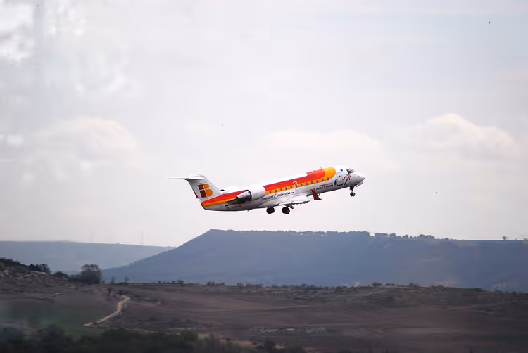 Air-Nostrum-Flugzeug über Hügeln
