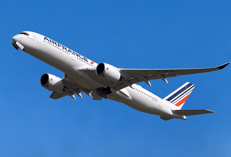Mavi gökyüzünde Air France Airbus A350