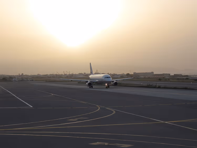 Flugzeug auf dem Flughafenvorfeld bei Sonnenuntergang