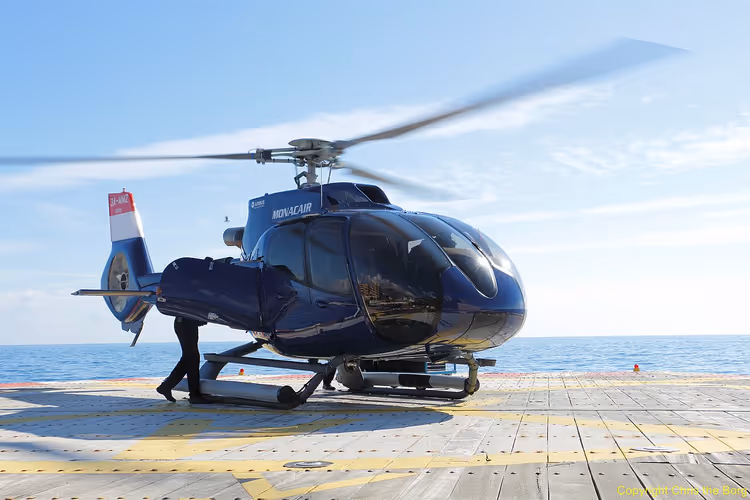 Monacair-helikopter på helikopterdekk ved sjøen