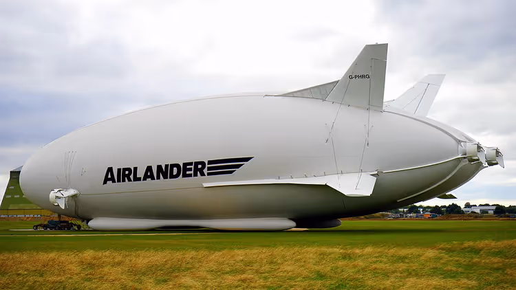 منطاد Airlander 10 الهجين في حقل أخضر