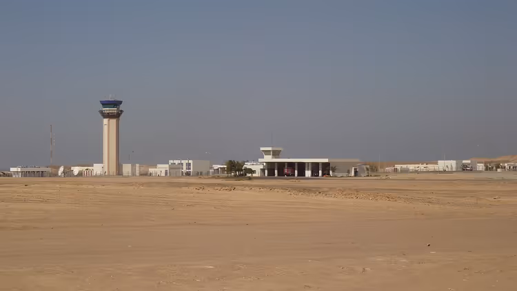 Marsa Alam Havalimanı'nın çöl içindeki hava trafik kontrol kulesi ve terminali