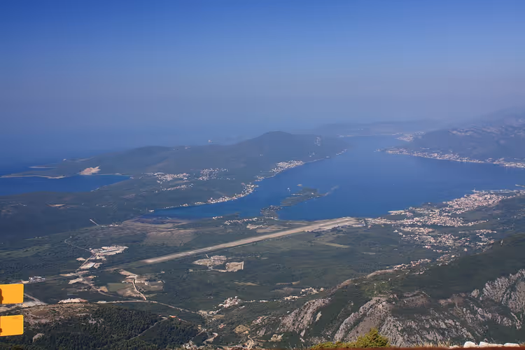 Start- und Landebahn des Flughafens Tivat und Bucht von oben