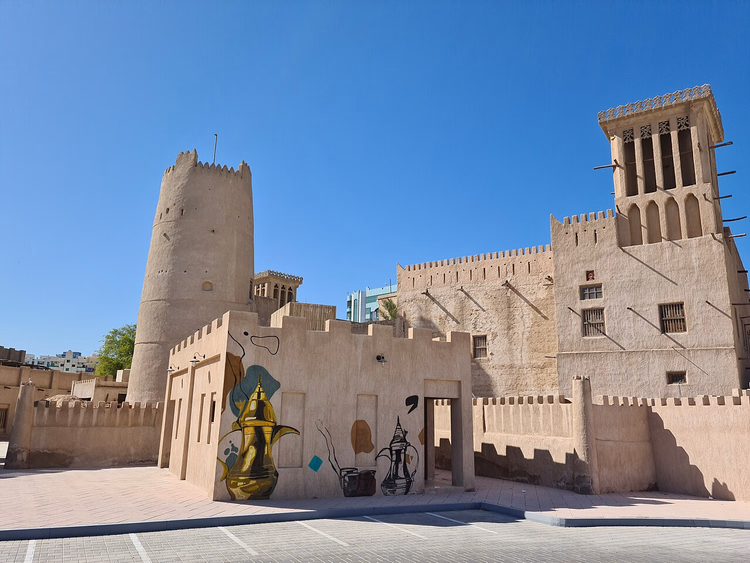 Ajman fort med vakttårn og vindtårn